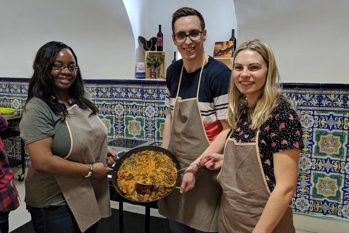 Learn to Make an Authentic Paella! image