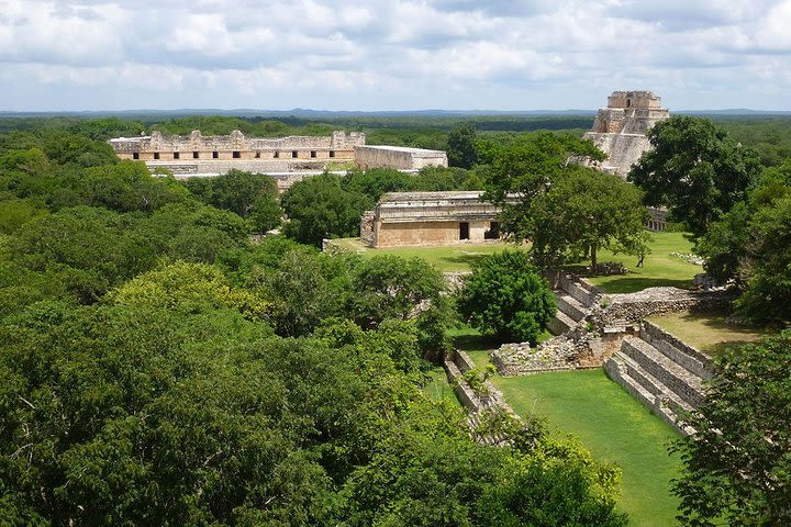 Uxmal, Hacienda Yaxcopoil y Cenote image