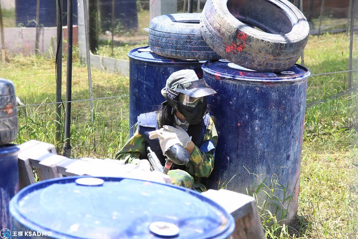 Fighting spirit erupts in paintball battles, killing day and night image