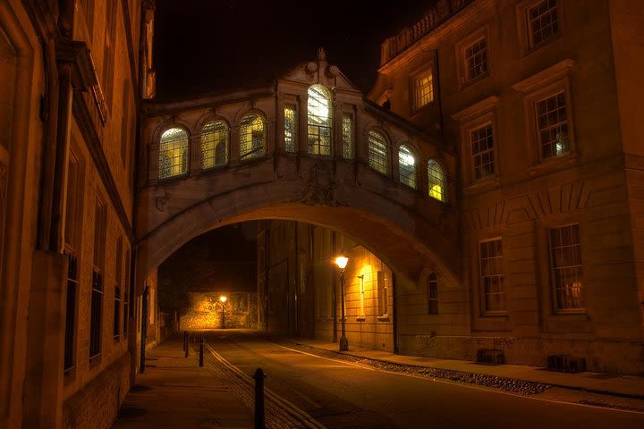 Oxford PRIVATE Pub and City Evening Walking Tour image