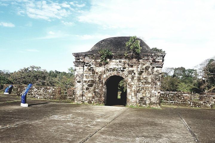 Colon, Fort San-Lorenzo - from one ocean to another by train image