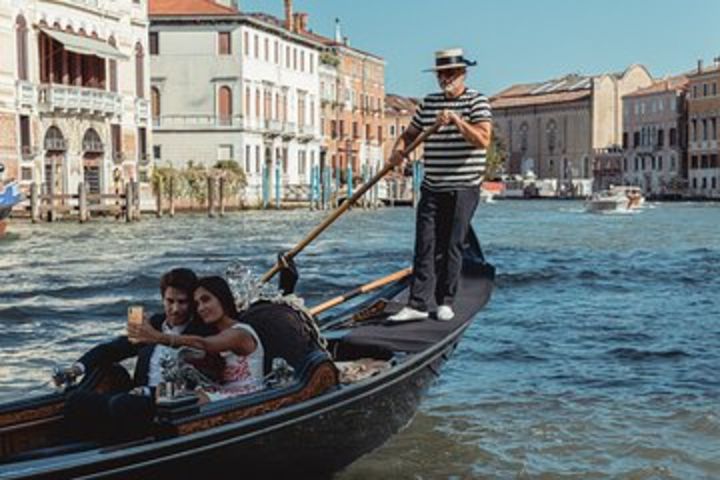 Private Gondola Ride in Venice Bacino Orseolo Rialto image