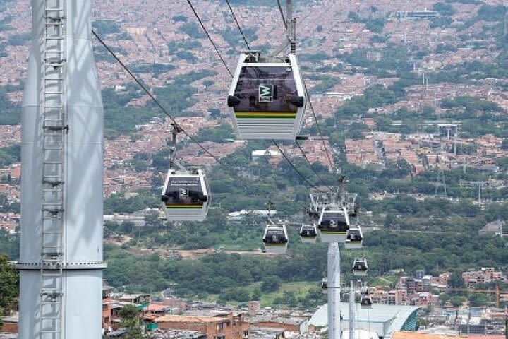 Tour Privado sobre Pablo Escobar con Teleférico en Medellín image