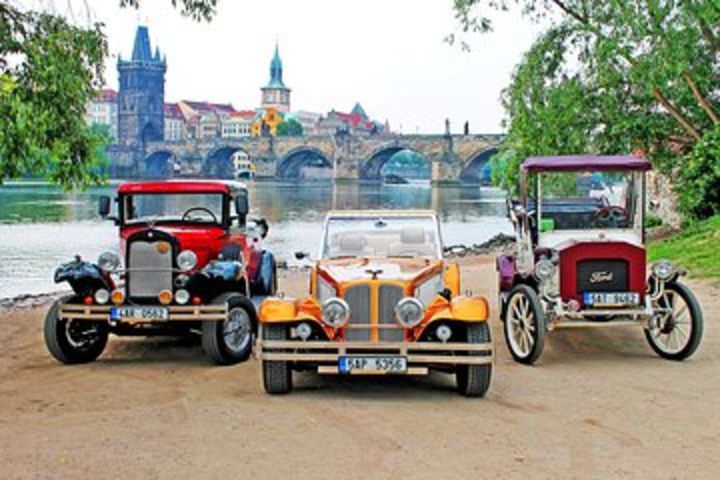 1,5 hour oldtimer convertible Prague sightseeing tour image