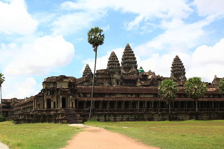 1-Day Angkor Wat Tour with Optional Sunrise image