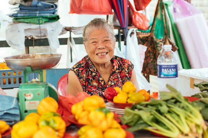 The 10 Tastings of Singapore With Locals: Private Street Food Tour  image