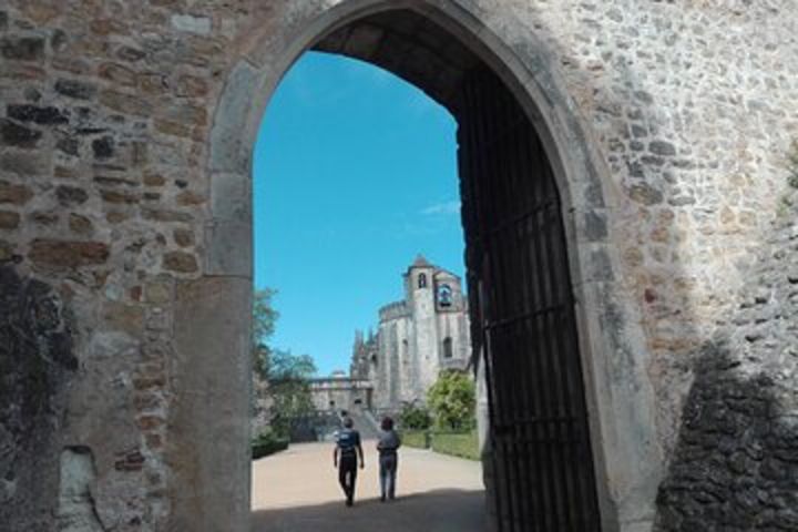 Transfer Lisboa with visits to Tomar, Batalha, Alcobaça and Óbidos image