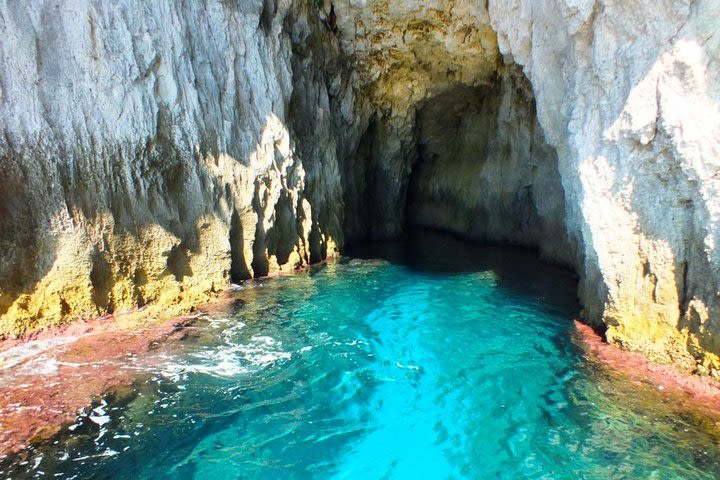 Tour of the island of Ortigia and exploration of sea caves with baths. image