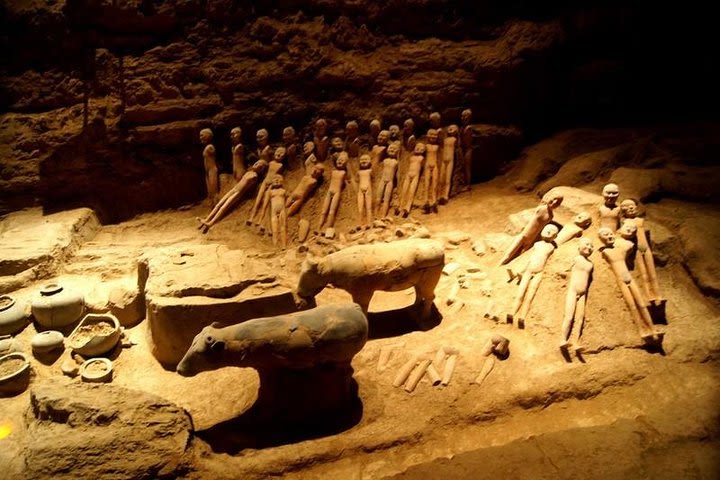 Xi'an Private Terracotta Warriors and Hanyangling Tomb Day Tour with Lunch image