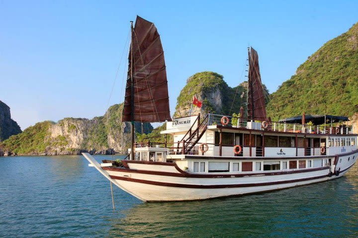 Bai Tu Long overnight cruise with kayaking and cooking lesson image