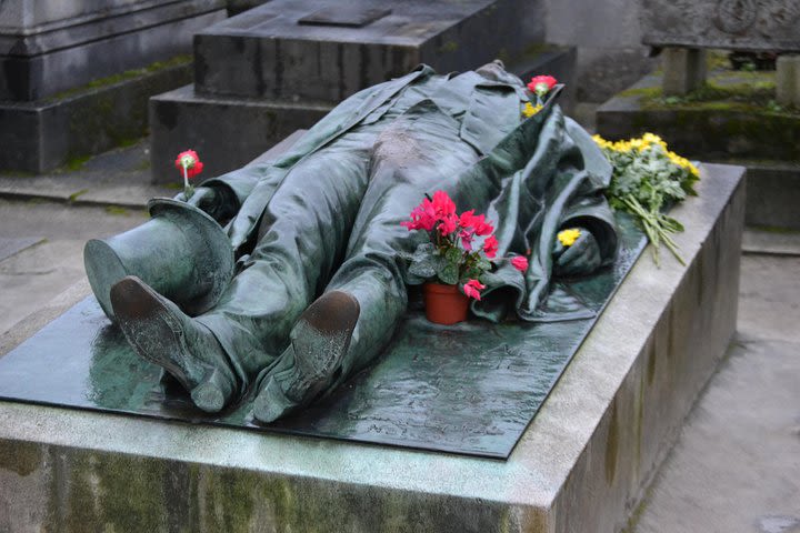 Pere Lachaise Cemetery Walking Tour in Paris image