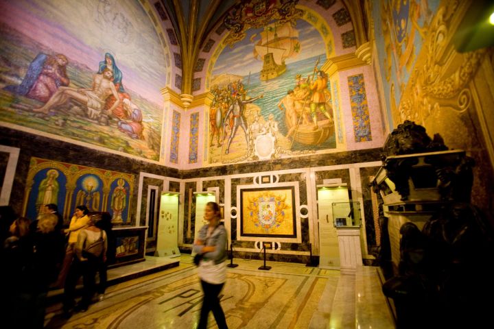 Lima's Vibrant Heritage & Larco Museum Tour image