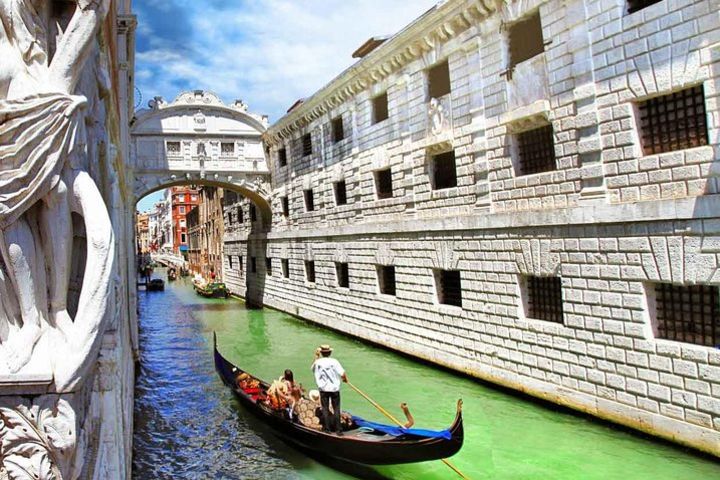 Venice Combo: Doge's Palace & Gondola Ride Tour image