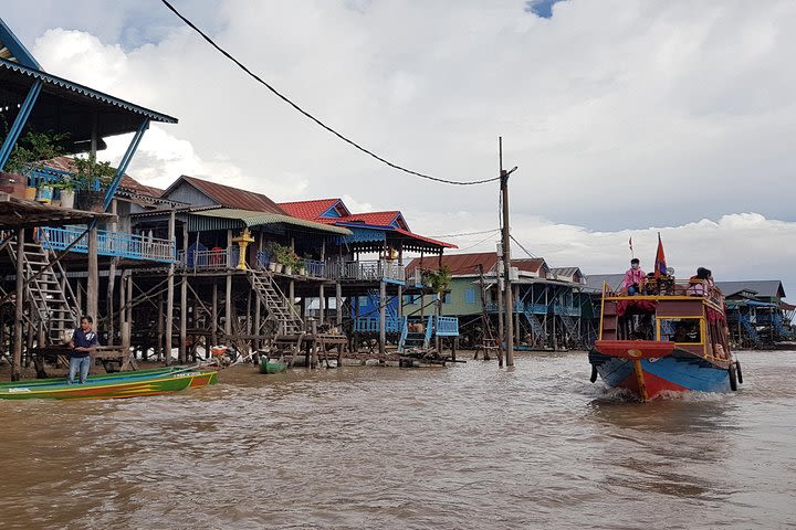 1Day Private Tour: Kampong Kleng floating village and Beng Mealea temple.  image