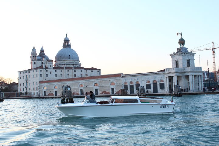 Shared Departure Transfer: Venice Hotels to Venice Train or Bus Station image