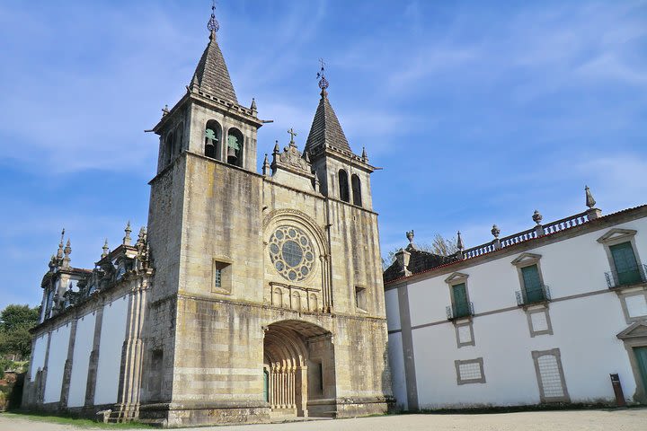 Tour Privado de Vino Verde (Todo Incluido) image