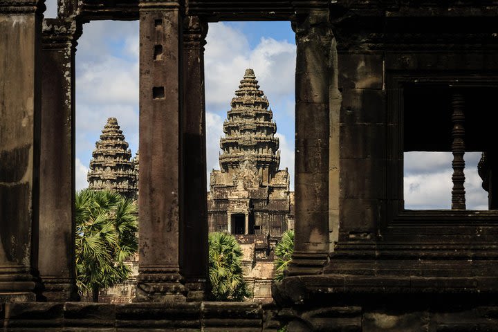 Half Day Join-In Angkor Wat Sunrise Tour by Minibus image