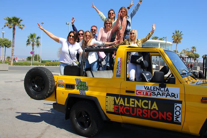 Valencia: City Tour im eigenem Jeep ANGEBOT 3+1 gratis image