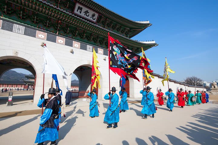 Royal palace and Korean Food Half-Day Walking Tour image