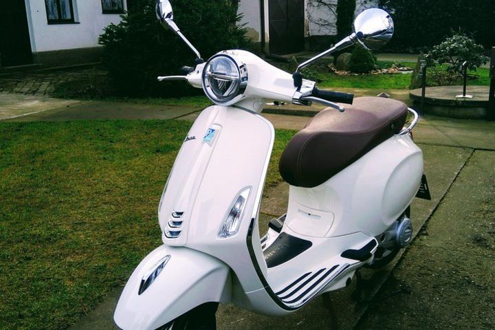 Vespa rental in Prague image