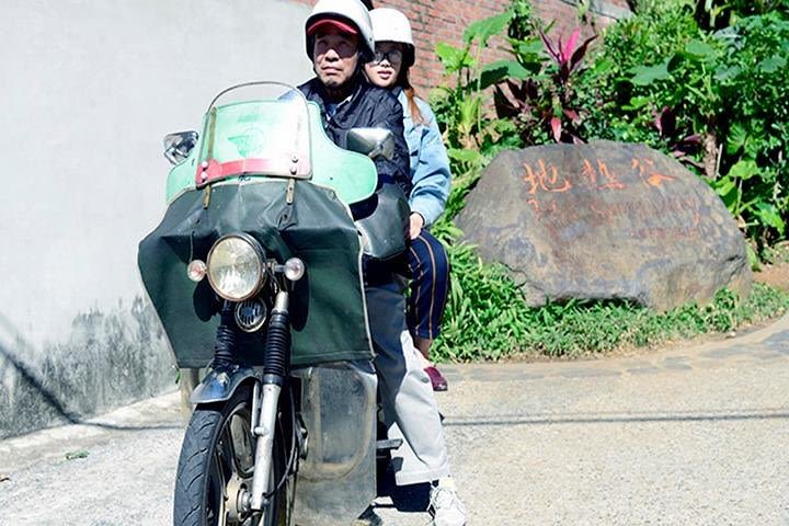 Local Beitou Walking Tour - Experience First UBER / UBER eats from 50 years ago image