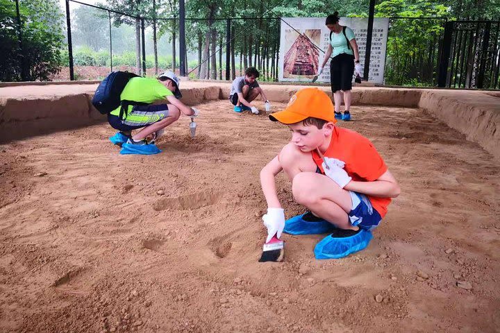 Private Xi'an Hanyangling Tomb Archaeological Digging Tour  image