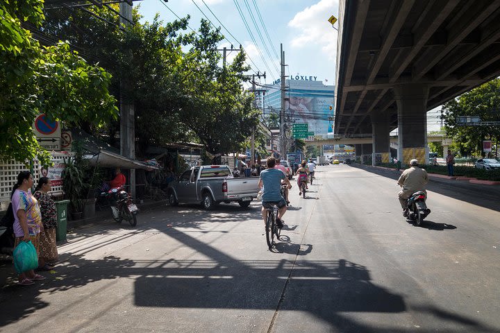 Countryside Bangkok and a Local Floating Market Tour by Bicycle Including Lunch image