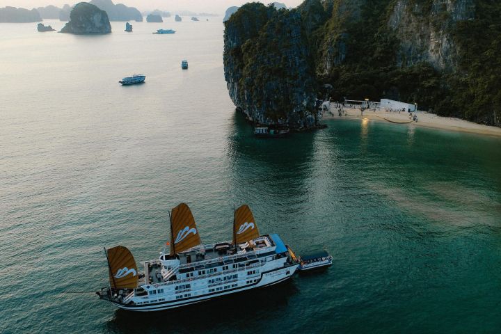 Luxurious Halong Bay Day Cruise image
