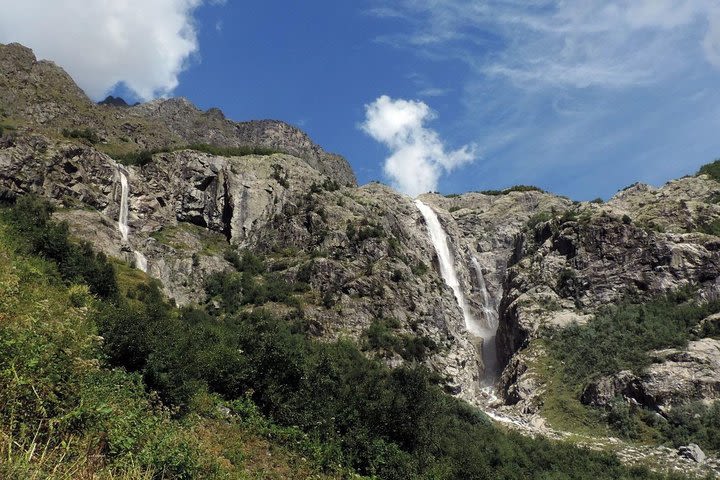 Shdugra waterfall hiking image