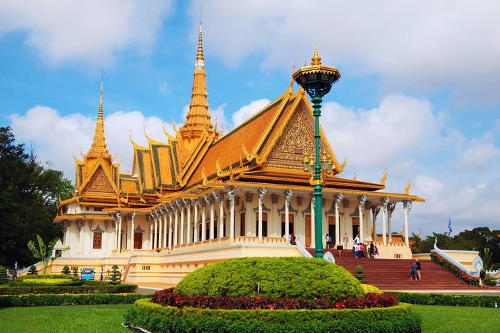 4 Days Private Guide Tour Phnom Penh to Siem Reap included domestic flight image