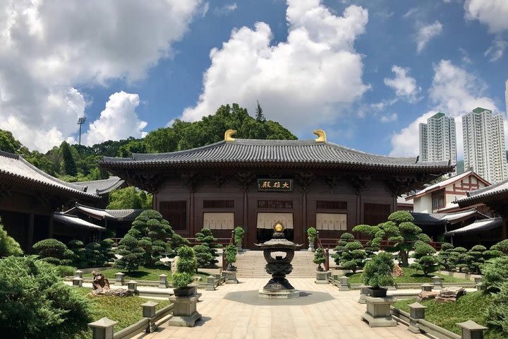 Private 2 Day Classic Hong Kong Day Tour Including Xinjie And Chi Lin Nunnery image