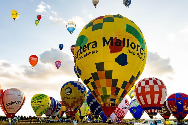 Volar en globo: Una aventura entre el cielo y la tierra image