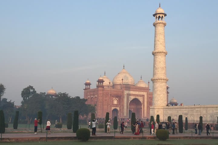 Taxi to Taj Mahal with Driver Single Day Agra Tour image