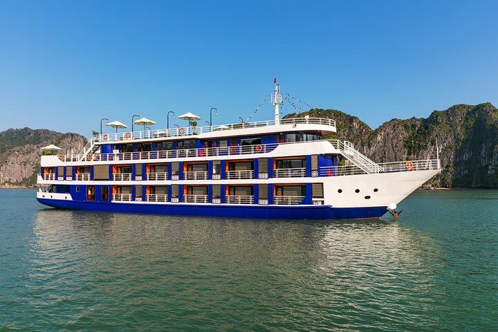 Lan Ha bay luxury cruise 2D/1N: Kayaking, Swimming & full meals, pristine bay image