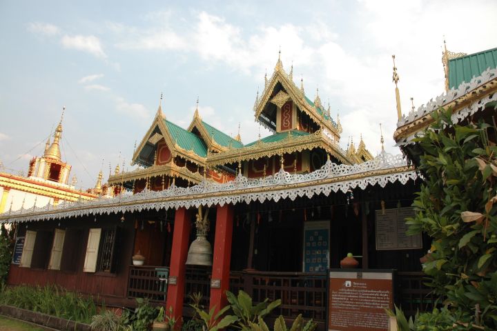 Mae Hong Son City & Temples Tour image