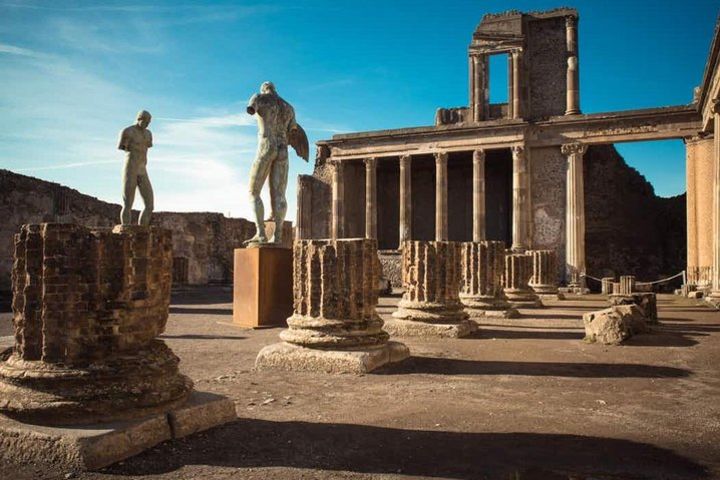 Transfer from Rome to Sorrento with stop in Pompeii (guided tour included) image