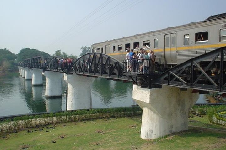 Bangkok: Join Tour Floating Market, Lunch, River Kwai Full Day image