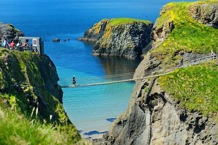 Giants Causeway and Northern Ireland Platinum Express Private Luxury Car Tour  image