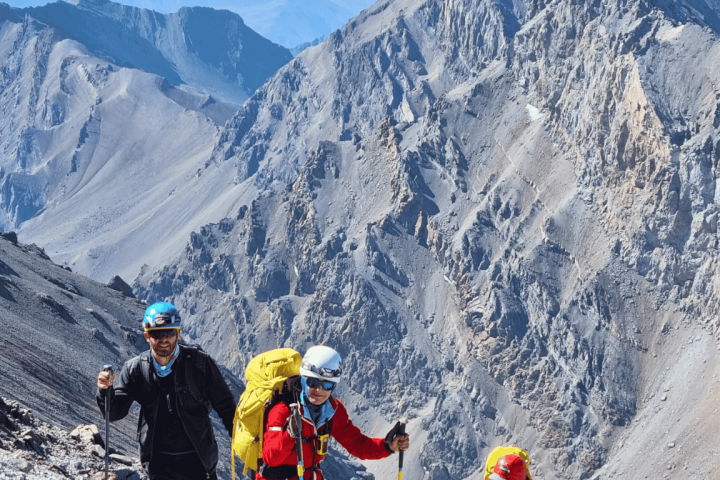 Tour a la Cumbre del Cerro El Plomo: Tres Días de Montañismo image