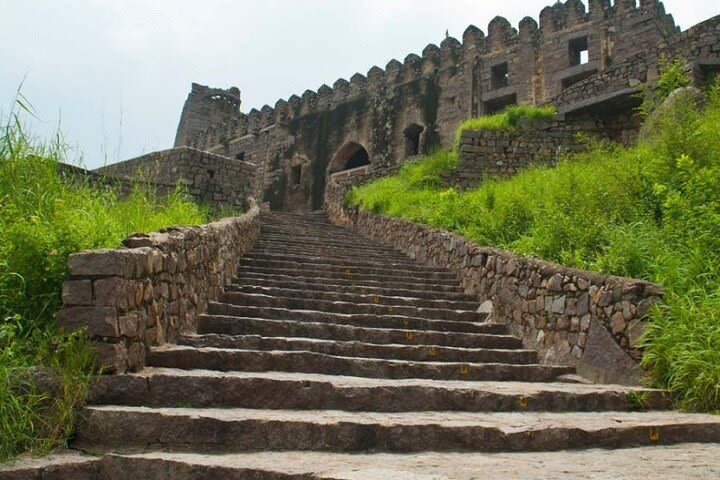 Ful-Day Tour: Golconda Fort, Qutub Shahi Tombs and Iconic Salarjung Museum image