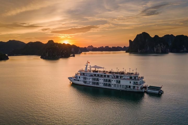 Halong Bay 2-Day Luxury Cruise image