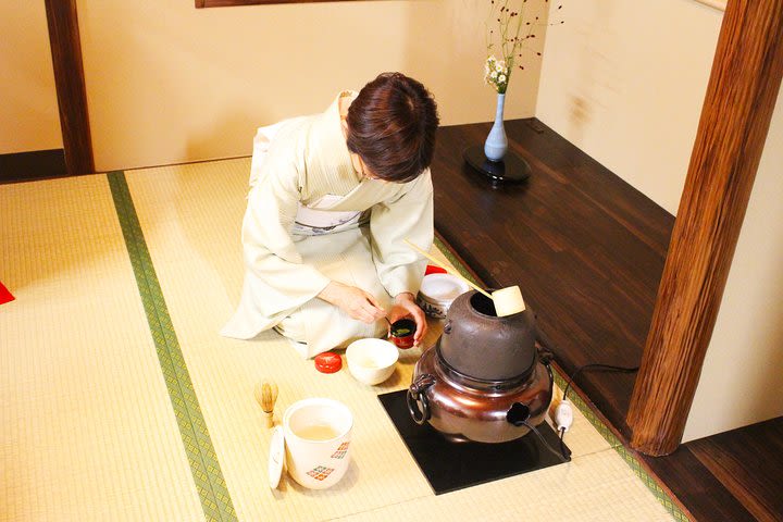 Kimono Lesson & Tea Ceremony with Licensed Tea Master (Near Tokyo Tower) image