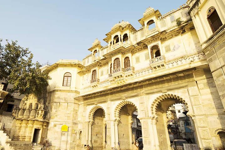 Evening Excursion: Bagore Ki Haveli & Lake Fatehsagar with Dinner image