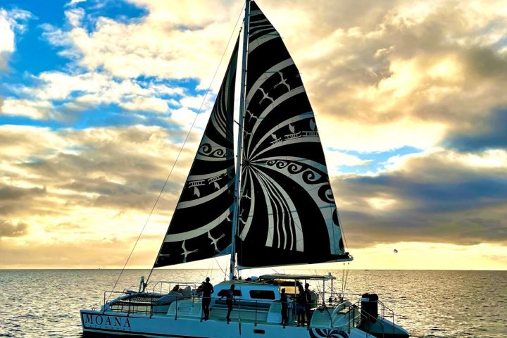 Moana's Sunset Cocktail Sail in Waikiki