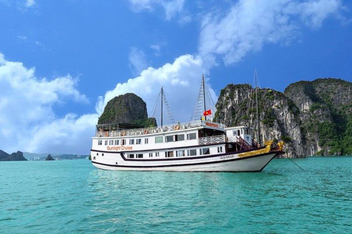Halong bay deluxe cruise 2D/1N: Kayaking, swimming, surprise cave, Titop island image