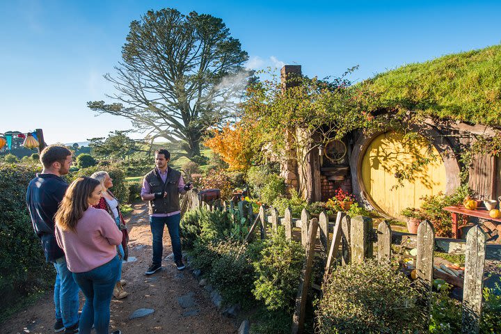 Auckland to Rotorua via Hobbiton Movie Set Tour - One Way  image