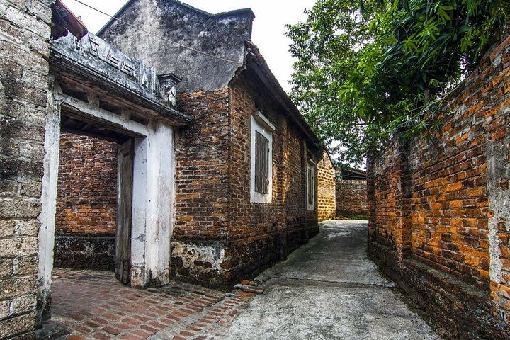 Duong Lam village private tour: Ancient houses, Tay Phuong pagoda, Van Phuc silk image