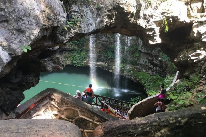 Deluxe tour to Chichén Itzá, Valladolid and a Cenote Maya in a full day  image