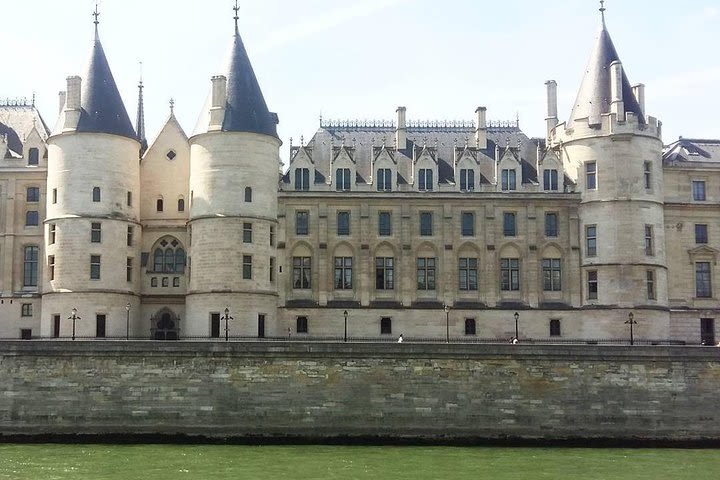 Notre Dame quartier & Ile de la Cité Private 2-Hour Walking Tour in Paris image