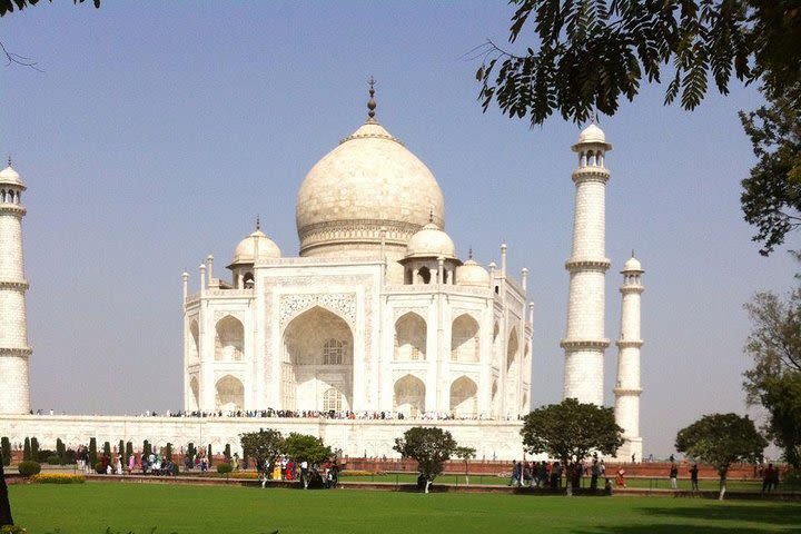 Taj mahal tour by Gatiman Express in Executive class With Meals and Entrances image